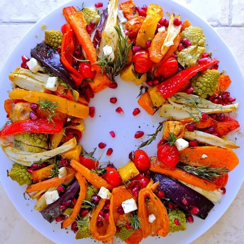 Festive Vegetable Christmas Wreath, featuring colorful roasted vegetables, ready for a holiday dinner.